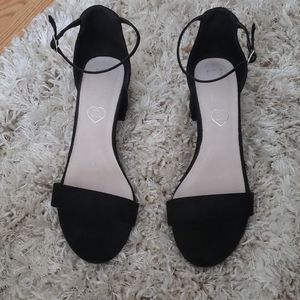 ADORABLE BLACK LOW BLOCK HEEL